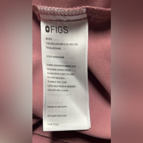 FIGS Casma Maeve two Pocket Scrub Top
Out of stock size small - Picture 9 of 10